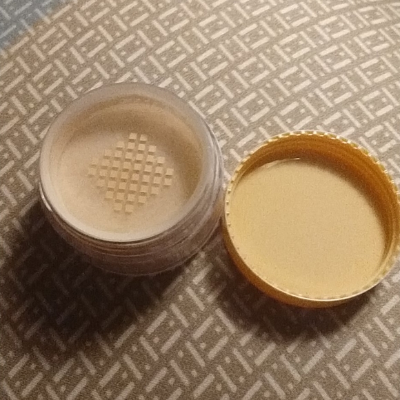 Bellapierre Cosmetics Banana Setting Powder - Picture 6 of 6